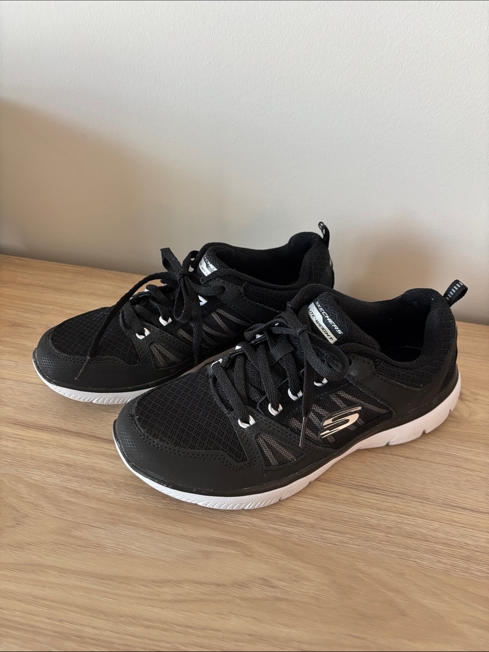 Sketchers Lite Weight sneakers with memory foam black and white womens size 7.5